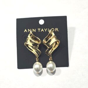 ✨🌟Ann‎ Taylor Metal Pearlized Drop Earrings🌟✨